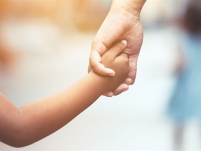 81年男子幼儿园接娃被当成爷爷：80后有当爷爷的吗？