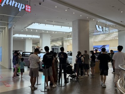理想i8又要爆的节奏 线下门店看车的人多到要排队 !