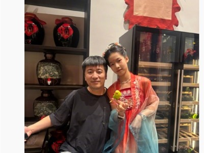 张雪峰晒10岁女儿合影祝开心：曾称女儿去哪个银行 就把过亿存款存哪！