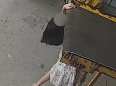 10岁小女孩快递站玩耍 手臂被卷入传送带 整个身体悬空 !