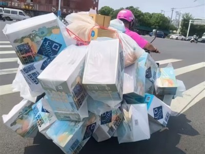 配送员电动车严重超载 被大包裹“堆成小山” 山姆回应：需咨询第三方物流平台 !