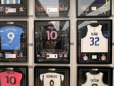 胖东来新店上架多款明星球衣：梅西、姆巴佩、乔丹等人亲签 均价1到2万 ！