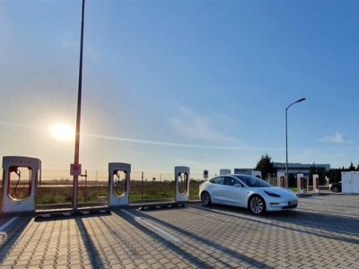 交通运输部：高速公路服务区充电桩覆盖率已达98.4% !