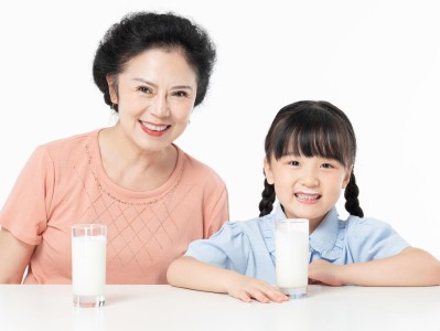 喝纯牛奶会长高吗（能让孩子长高的牛奶都有哪些特点） ！