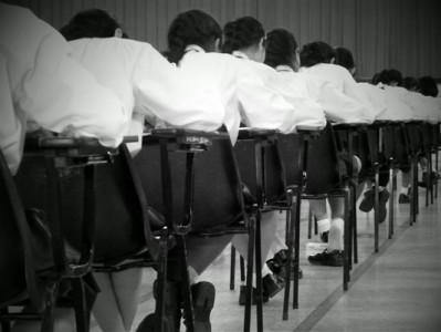 有小学建议不让老人接送小孩 网友吵翻：官方给的理由认可吗?