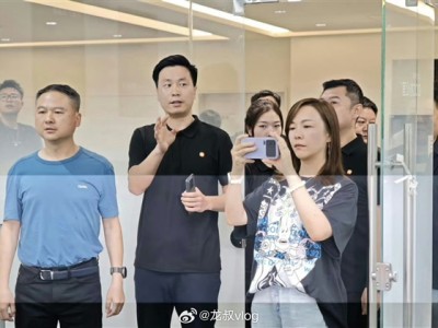 小米16系列真机亮相：横向大相机模组 梦回小米11 Ultra !