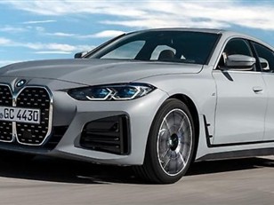 小伙试驾宝马追尾负全责 赔4S店3千多元！网友热议：不该赔 ！