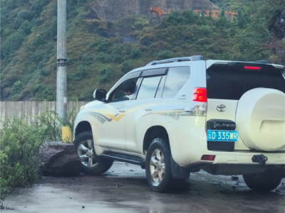 丰田霸道车主用车轮推开挡路巨石 超百万网友点赞 !
