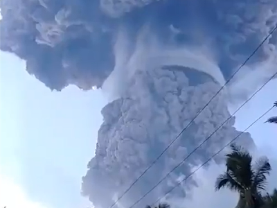 印尼勒沃托比火山喷发：烟柱高达18000米 形成完美蘑菇云 !