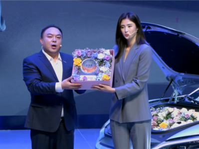 比亚迪第100万汉车主交车！女足最美门将赵丽娜 ！