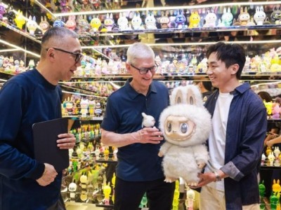苹果CEO库克现身上海泡泡玛特相关巡展 王宁送给库克惊喜礼物 !