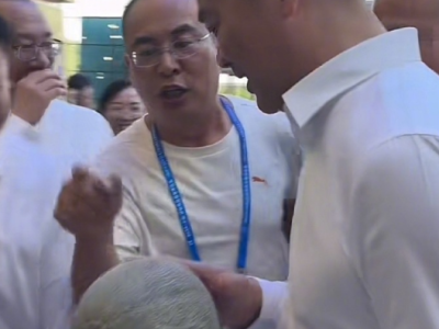 刘强东现身乌鲁木齐 热心摊主送哈密瓜请他品尝 !