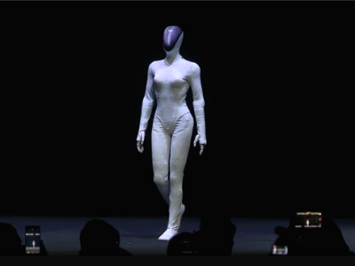 会走猫步！小鹏发布新一代人形机器人IRON：用上全固态电池 !