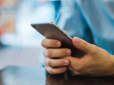 老人捡到手机 家属要求给1600元才肯还 官方：属于道德范畴 !