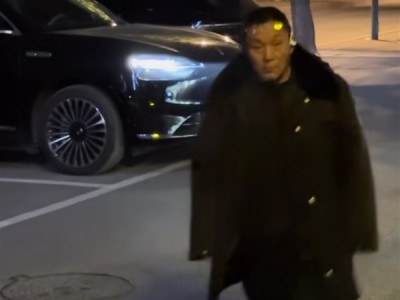 问界M9无人自动泊车 保安大爷上前指挥！结果发现车内没人看懵 !