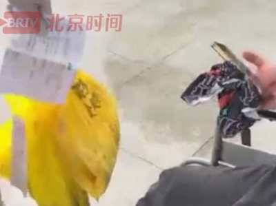 骑手受伤乘救护车赴医院送餐 女子推输液杆领餐 后续打赏骑手188元 !