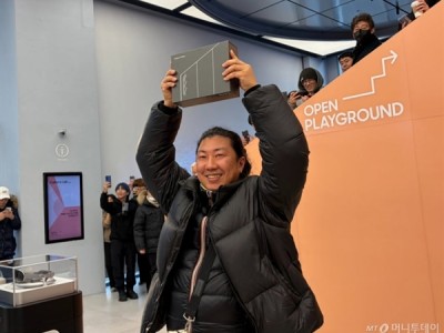 全球首个三星三折叠屏消费者诞生：42岁 严寒中排队将近24小时 !