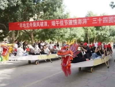 新疆旱地龙舟爆火 网友：主打没有一点水分 ！