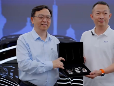 知乎创始人周源成仰望U7车主 王传福亲自交车 ！